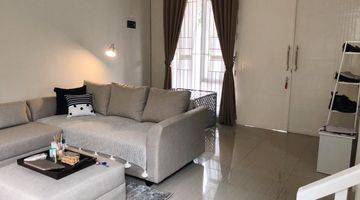 ruang tamu rumah 2 lantai depan taman