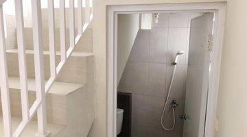 kamar mandi rumah 2 lantai depan taman