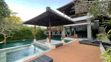 Gambar 1 Villa Brawa Canggu