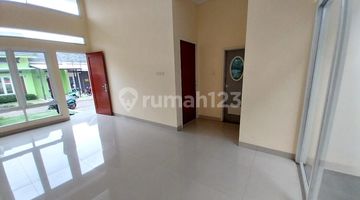 ruang tamu hunian cantik di cibubur cikeas
