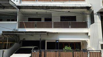 tampak depan rumah 3 lantai semi furnished