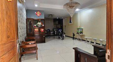 ruang tamu rumah 3 lantai semi furnished