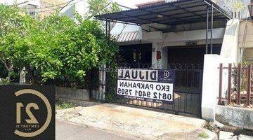 tampak depan rumah luas dan nyaman hitung