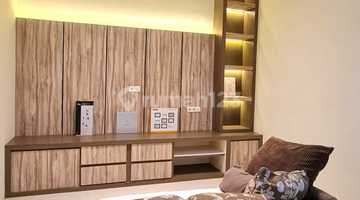 ruang keluarga rumah 2 lantai di grand