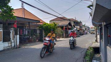 Gambar 4 Rumah Cipinamg pinggir Jalan Raya