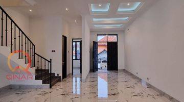 ruang tamu rumah baru mewah 3 lantai