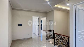 ruang keluarga rumah 2 lantai dalam cluster