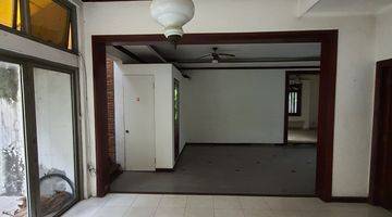 Gambar 2 Rumah Menteng asri depan Taman