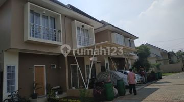 tampak depan rumah murah 2 lantai di