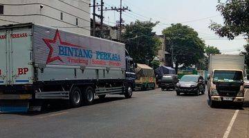 Gambar 4 Gudang strategis pinggir jalan raya Krian Mojokerto 