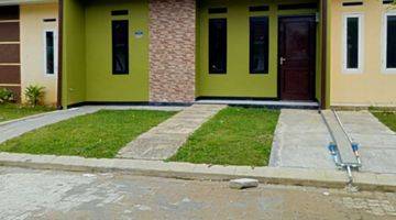 tampak depan rumah minimalis modern dekat kawasan