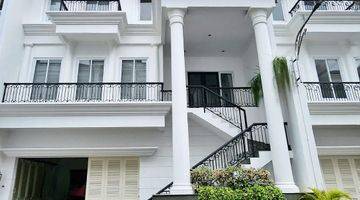 tampak depan rumah mewah dengan private pool