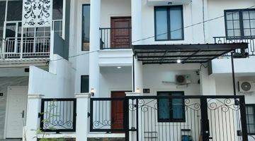 Gambar 1 Rumah Dengan Roof Top 3 Lantai Jual Murah SHM Taman Tampak Siring Sentul City Bogor 