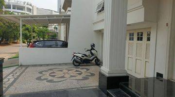 tampak depan rumah bagus american classic di
