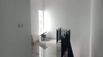ruang keluarga rumah baru 2 lantai paling
