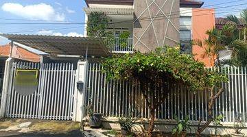 tampak depan rumah besar mewah siap huni