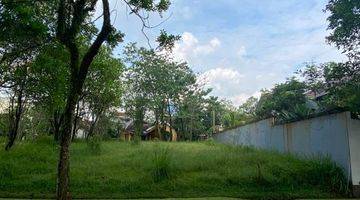 Gambar 4 Kavling Level Siap Bangun depan Green Area di Cluster yang Asri