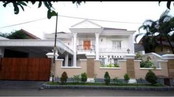 tampak depan rumah komplek mewah 2 lantai
