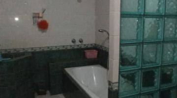 kamar mandi rumah mewah dalam komplek bebas