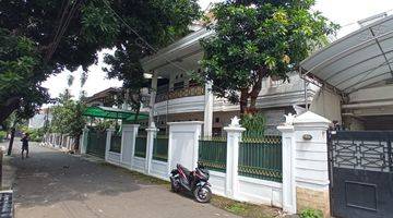 tampak depan rumah mewah dalam komplek bebas