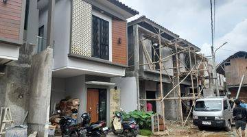 Gambar 1 Rumah Tropical Akses 2 Mobil Persis Nempel Jalan Raya