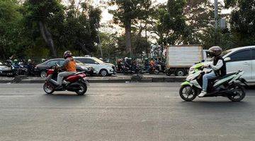 tampak depan ruang usaha ruko pinggir jalan