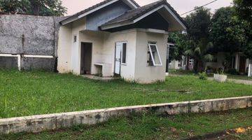 Gambar 2 Rumah Hoek, Halaman Luas di Cibubur Country