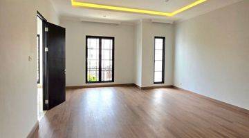 Gambar 3 Rumah Mewah 2 Lantai Dengan Private Swimming Pool Sudah Renovasi Semi Furnished SHM