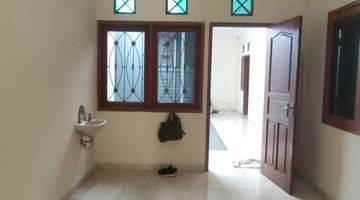 Gambar 3 Rumah bagus Pengadegan Pancoran jaksel 3 kmr 74jt/thn