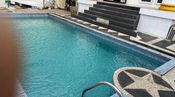 kolam renang rumah mewah 3 lantai ada