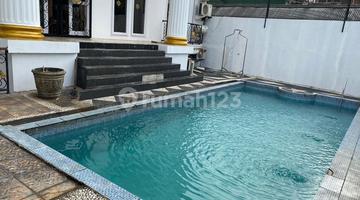 kolam renang rumah mewah 3 lantai ada
