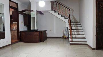 Gambar 4 Rumah Bagus di Jl. Mediterania, jalan 4 mobil