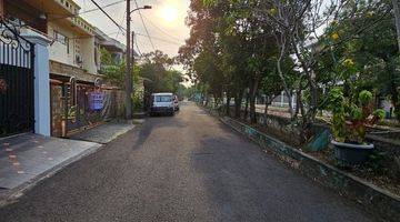 Gambar 2 Rumah Janur Elok Jalan Besar