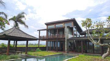 tampak depan private villa dengan view persawahan