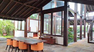ruang makan private villa dengan view persawahan
