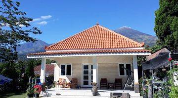 tampak depan rumah furnished di omah trawas