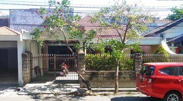 tampak depan rumah bagus di ngagel jaya