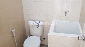 kamar mandi rumah di puri surya jaya,