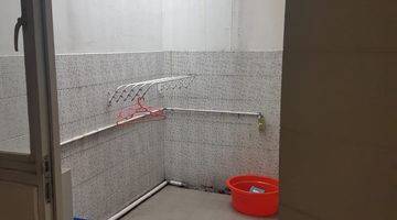 kamar mandi rumah furnished di puri surya
