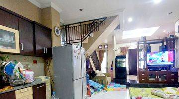 ruang keluarga rumah 2 lantai di di