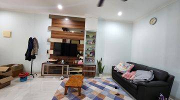 Gambar 2 Casa Jardin jual cepat full renov 2.5 lantai dekat taman lokasi bagus 