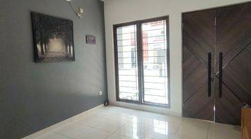 Gambar 4 Dijual Rumah Emerald 2 Lantai Sudah Renovasi Semi Furnished