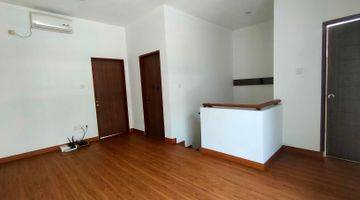 Gambar 4 Dijual Rumah Emerald 2 Lantai Sudah Renovasi Semi Furnished