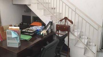ruang keluarga rumah 2 lantai bagus shm