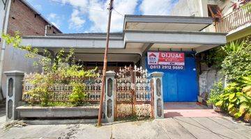 tampak depan rumah tengah kota di punggawan