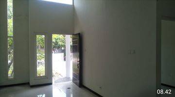 ruang tamu rumah bagus siap huni di