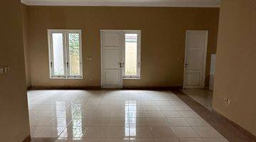 Gambar 4 Dijual Rumah 2 Lantai Unfurnished Cluster Crystal SHM 