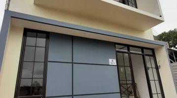 tampak depan rumah 2 lantai di jakarta