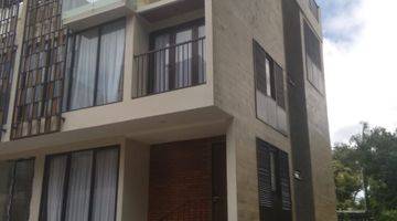 tampak depan rumah 4 lantai premium mewah