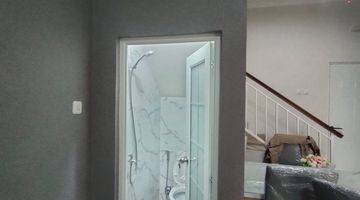 kamar mandi rumah 2 lantai dekat dengan